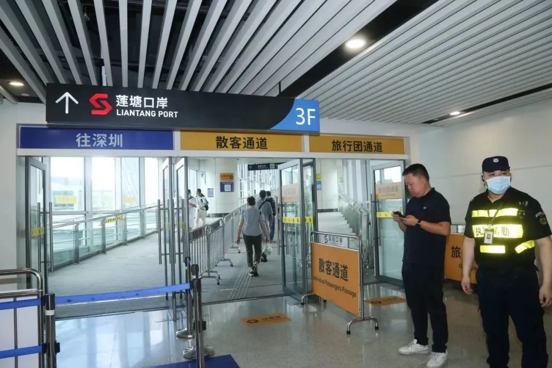 出入境客流量统计数据显示,连日来出入境客流呈高峰态势